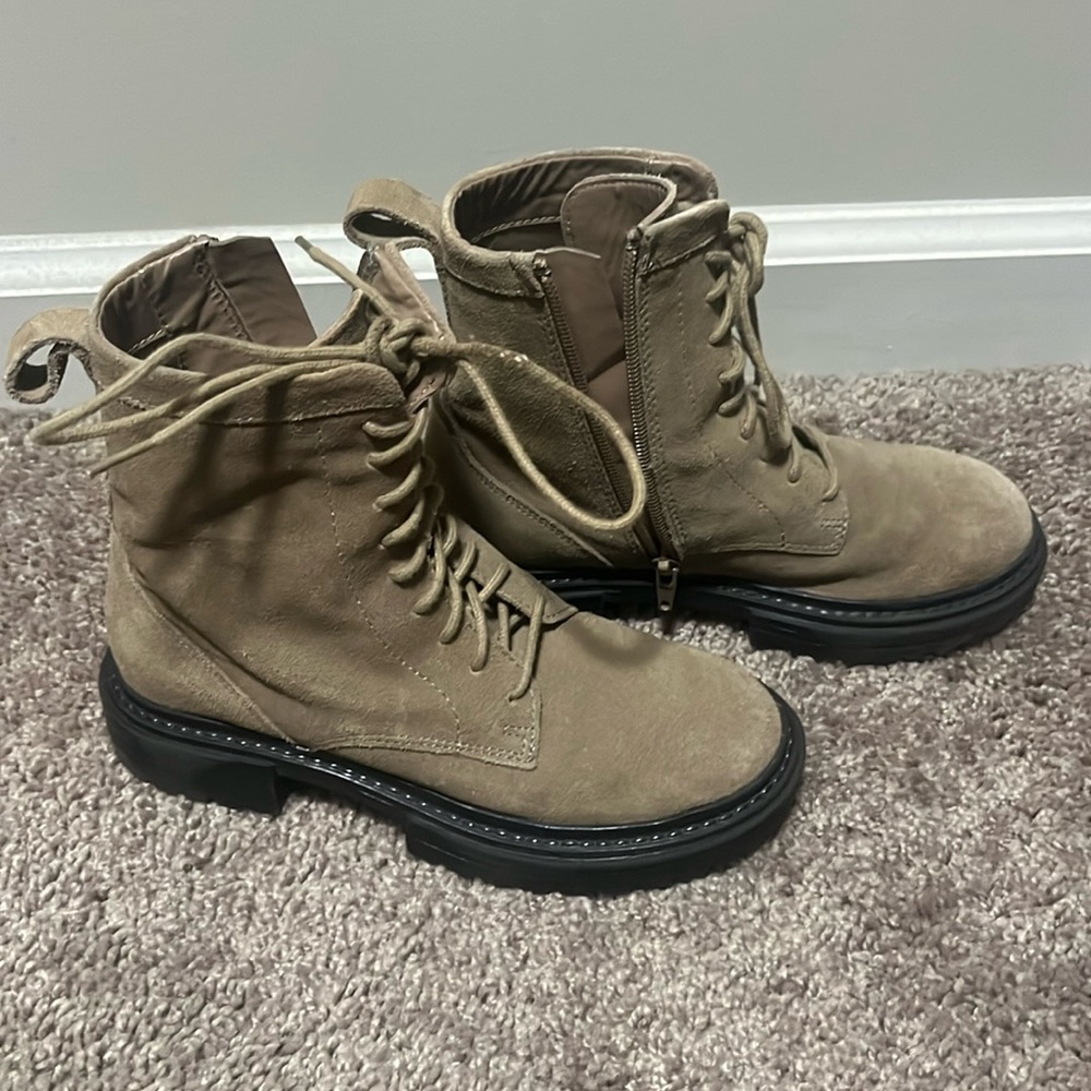 Zara kids leather ankle boots in a European size 32